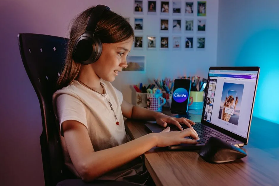 Mala kupovna košarica postavljena na tipkovnicu laptopa, koja simbolizira online kupovinu i e-trgovinu.
